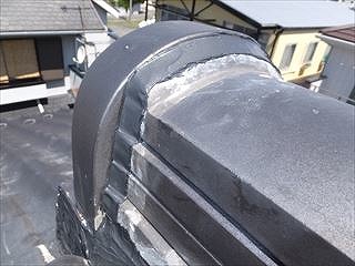 鬼瓦の裏側をシーリング材で補修